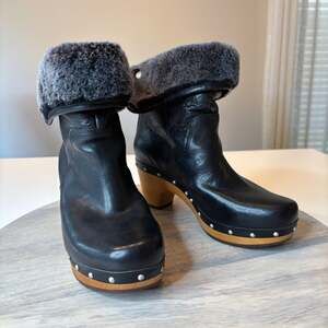 UGG Lynnea Black Leather Shearling Cuff Clog Boots Women's Size 6 Wood Heel